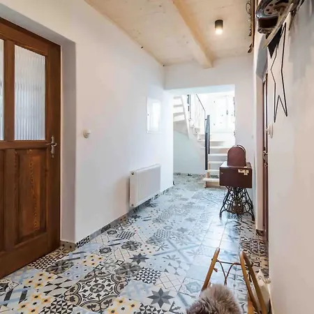 Lucany Lla560 Comfortable Villa